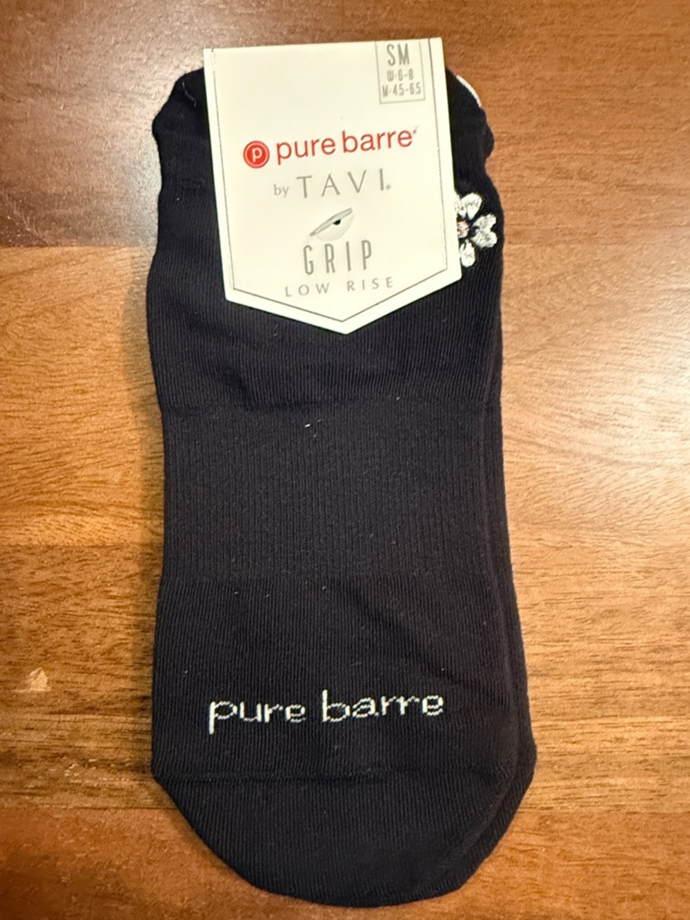🌼Embroidered white daisy. Pure Barre Low-Rise Grip No-Show Socks - Black